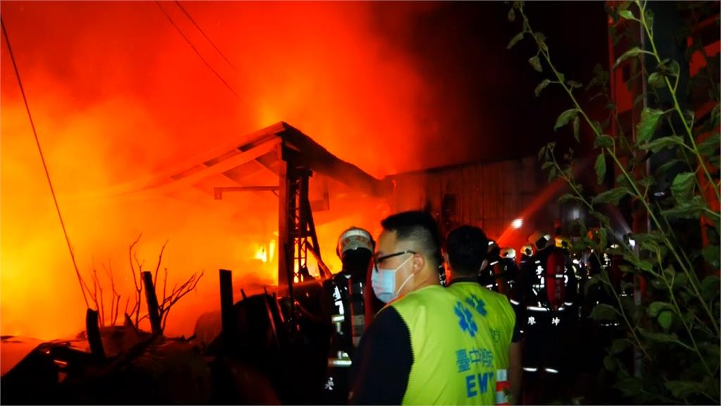 台中木浴桶工廠大火 上百坪廠房毀損失約600萬