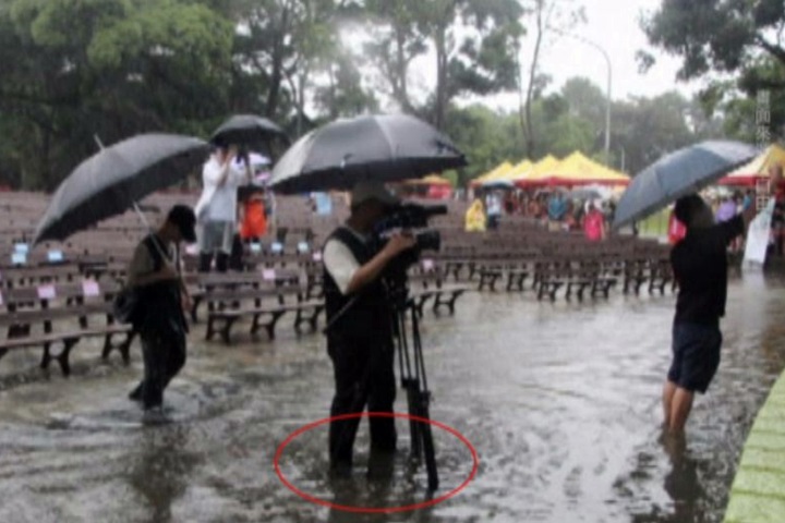 青年公園40歲遇大雨...舞台<em>淹水</em>柯P上不去