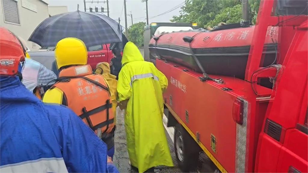 暴雨肆虐多處釀災 彰化淹水橡皮艇出動救援   苗栗山區落石民眾受困求援
