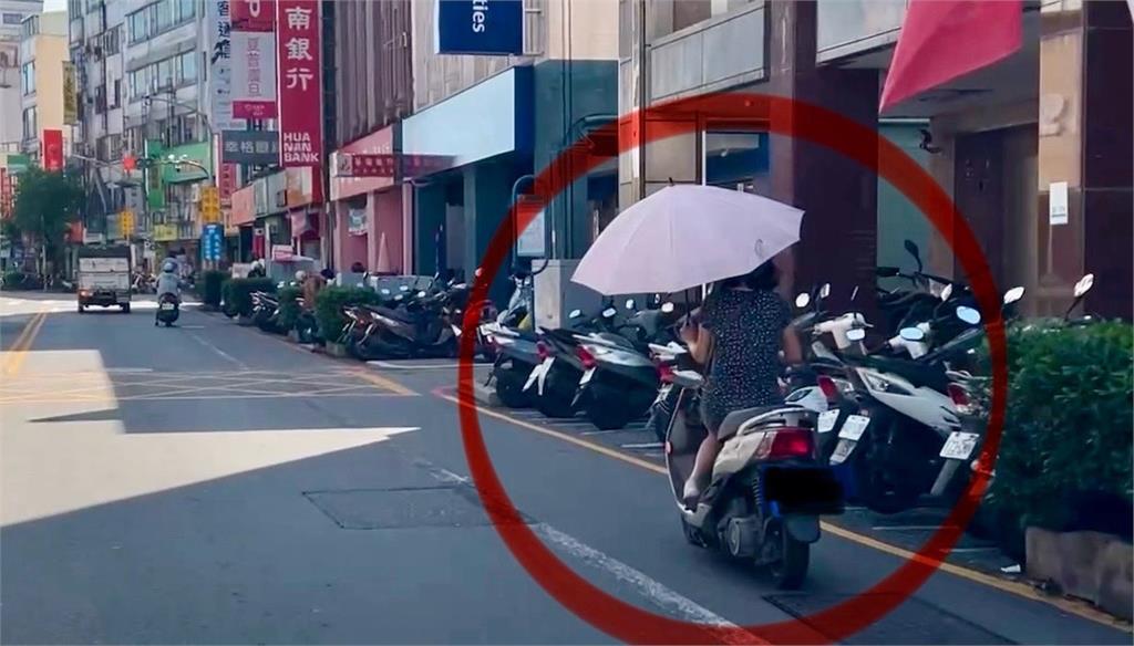 宜蘭特產？路上常見「撐傘騎車」　理由曝光…恐罰3.6萬