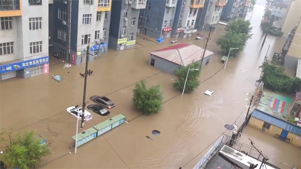 北京密雲暴雨成災　遊客下榻農家遇洪水爬窗逃生