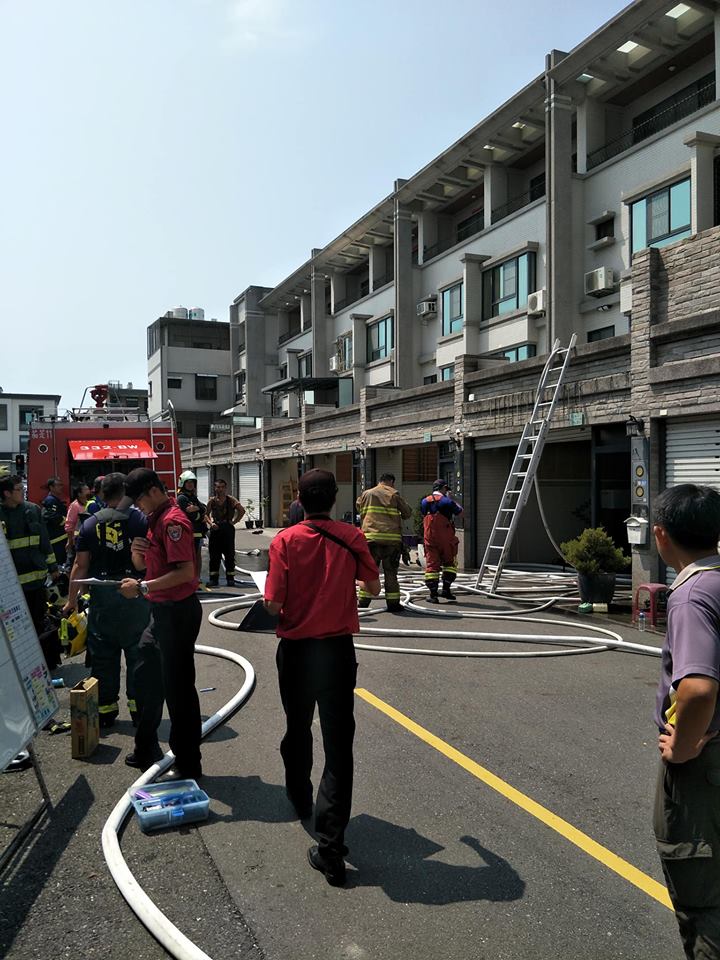 快訊／高雄透天厝火警 消防員為救女童送醫不治