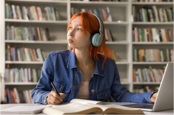 Z世代後悔念大學！直言浪費金錢、技能比學歷更重要　學位文憑為何貶值了？