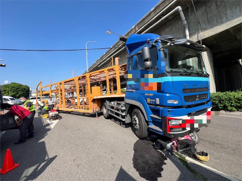 快新聞／台中驚傳死亡車禍！大型聯結車轉彎撞機車　女騎士卡輪下慘死