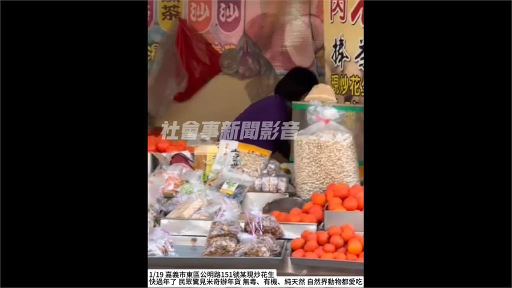 嘉義某市場攤位「米奇」爬上爬下　業者尷尬表達歉意！衛生局這樣說