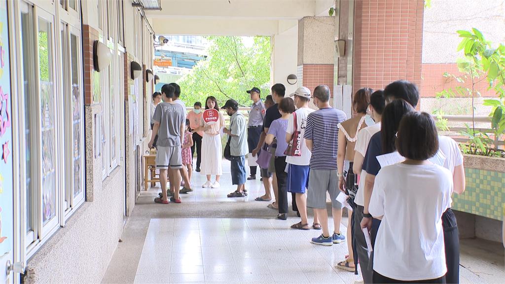 侯友宜陪同廖先翔投票 百歲人瑞、親子共同實踐民主真諦