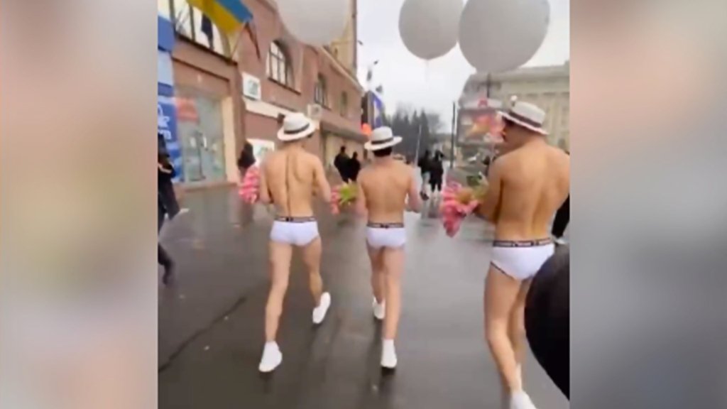 好害羞！烏克蘭鮮肉帥哥性感半裸賀國際婦女節