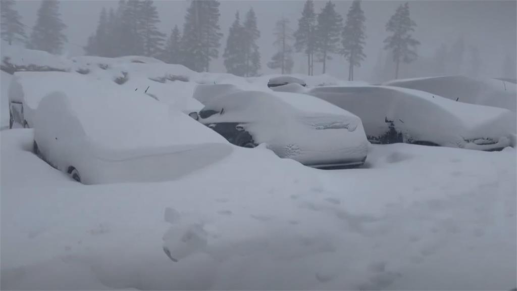 怪獸級暴風雪席捲美西　北加州一片白茫茫數萬戶停電！