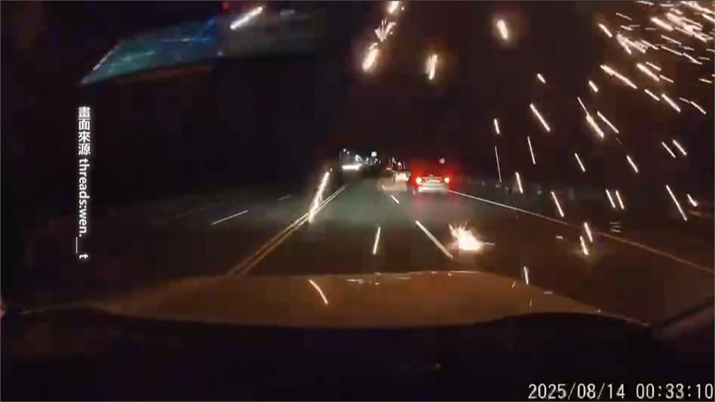 驚險！路邊突爆炸「火花砸中路過轎車」　台電到場檢修：避雷器故障