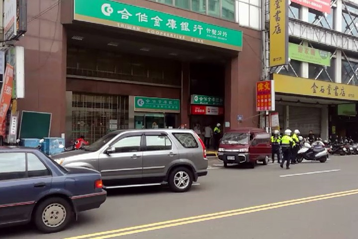 新竹合作金庫搶案 歹徒逃到大樓內上吊