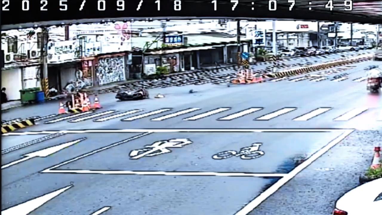 彰化2機車路口對撞! 騎士雙雙噴飛 機車「原地打轉」