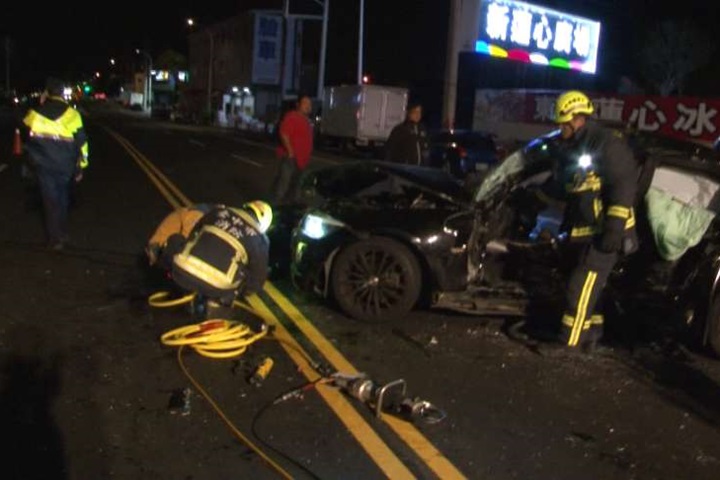 轎車違規迴轉 小貨車煞不及攔腰撞