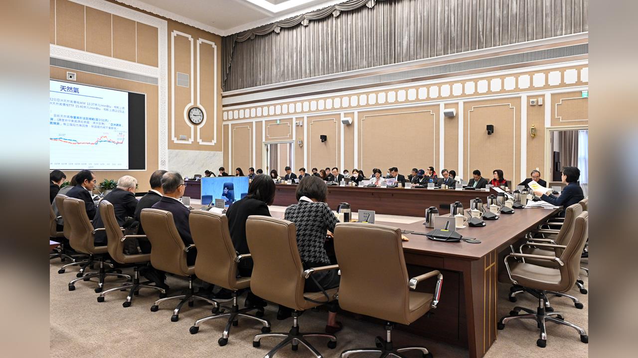 快新聞／因應國際油價上漲　行政院祭雙緩漲機制、每週加開臨時會報