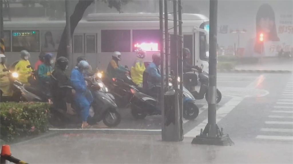 大雷雨狂炸南台灣　高雄、台南下到停電
