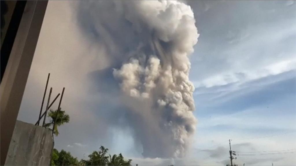 火山灰高達15公里！菲律賓塔爾火山噴發 政府急撤8000居民