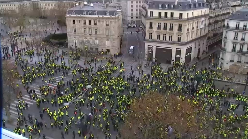 法國各地共約12萬5千人上街頭 黃背心運動迄今釀4死 