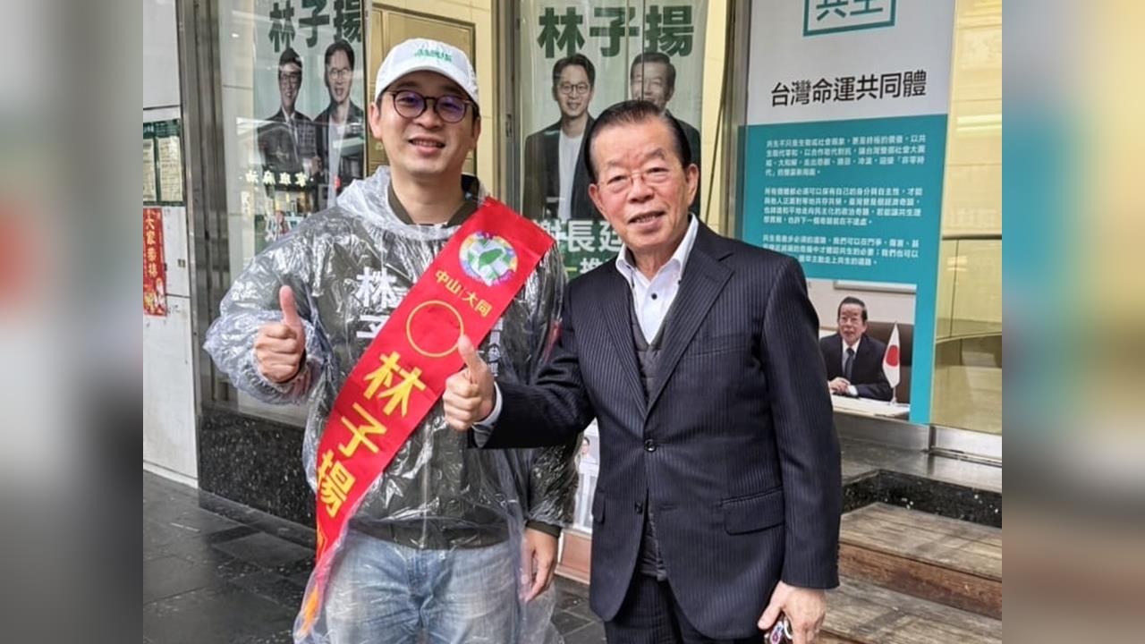 林子揚雨中獨自車掃　謝長廷現身勉勵「要加油！大家都在看」