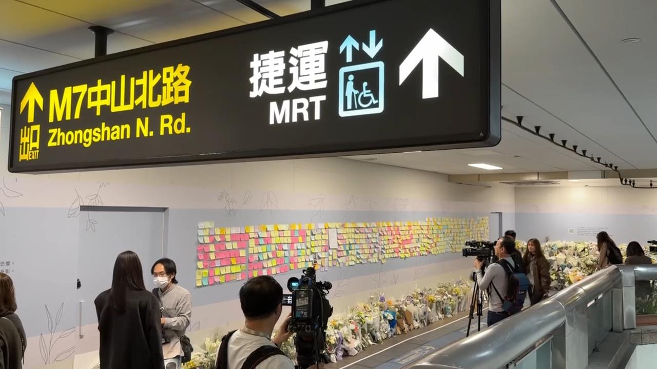 1219案發第7天！　鬧區增派警力「民眾暖遞卡片」替波麗士打氣