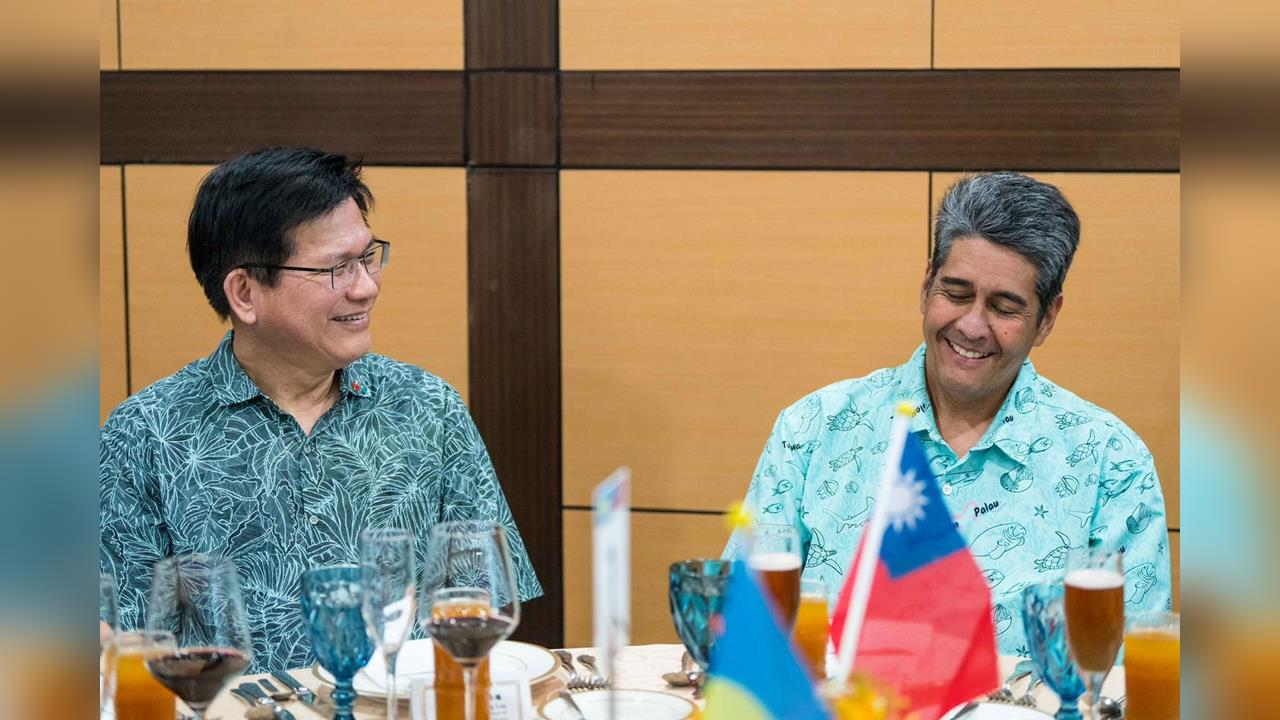 快新聞／25年邦誼篤睦！林佳龍率榮邦經貿團抵達帛琉　感謝惠恕仁伉儷設宴款待