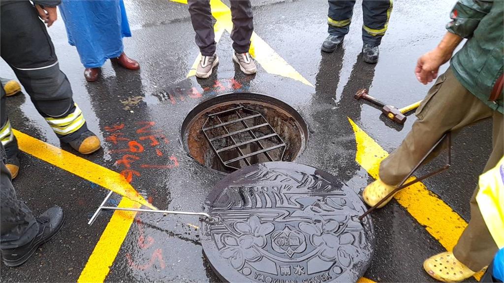 快新聞／豪雨過強！桃園工人下水道作業時慘遭沖走　消防緊急搜救