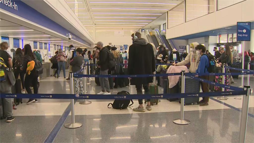 耶誕過節怕「疫」外 洛杉磯機場乘客數大減7成