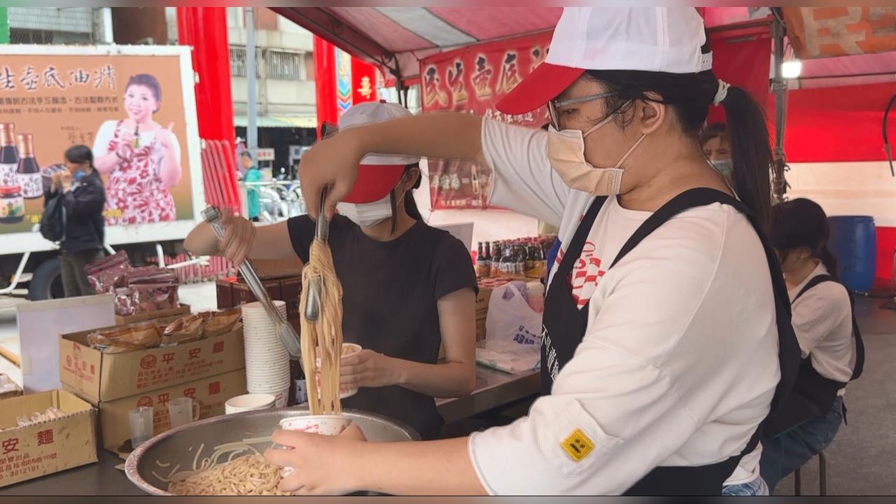 關公誕辰！高雄關帝廟連42年發放平安麵　信徒：從小吃到大