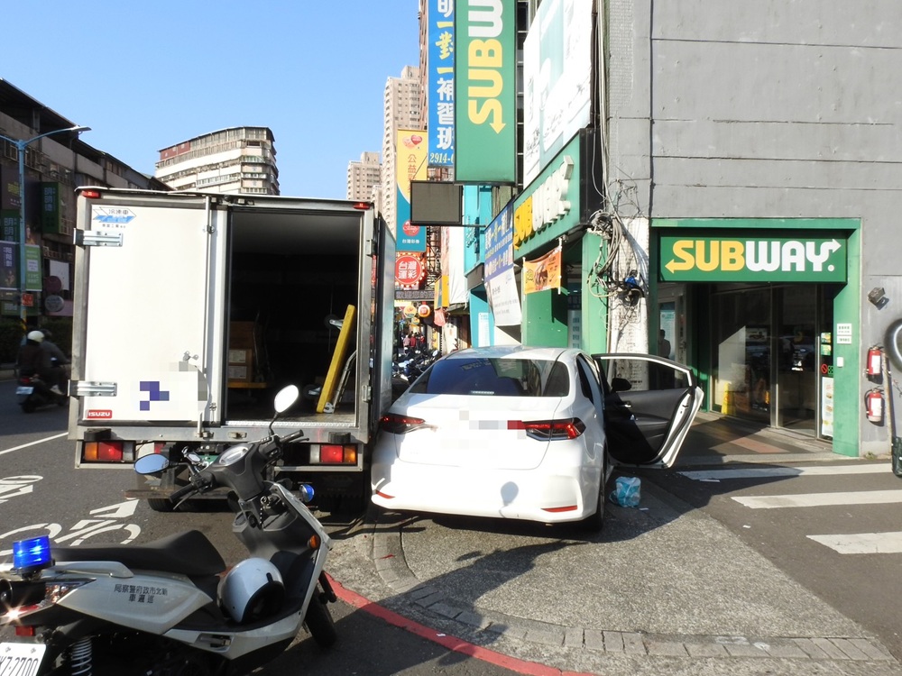 轎車暴衝自撞　竟是詐騙面交爆衝突兩嫌棄車逃