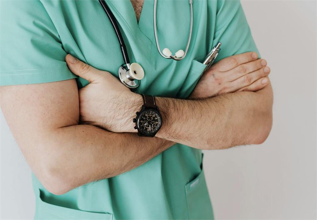 懷孕走路不穩、頭暈竟是癌侵腦!   國小師幸運挺過2次乳癌