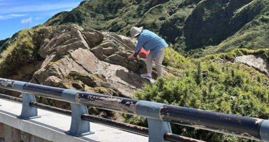 玩命打卡！藍衣女武嶺翻護欄攀岩拍照　太管處告發恐罰3千