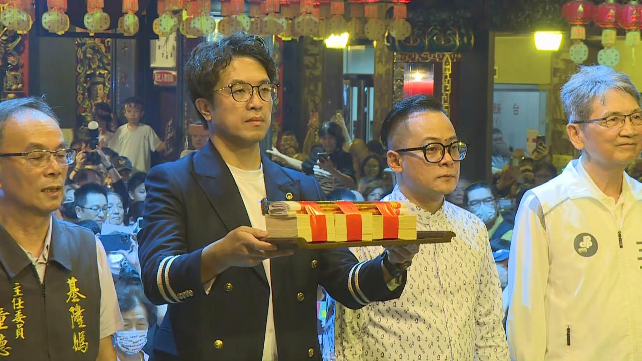 快新聞／洋流湧入基隆！童子瑋合體沈伯洋　感動泛淚：比中元祭封街還熱情