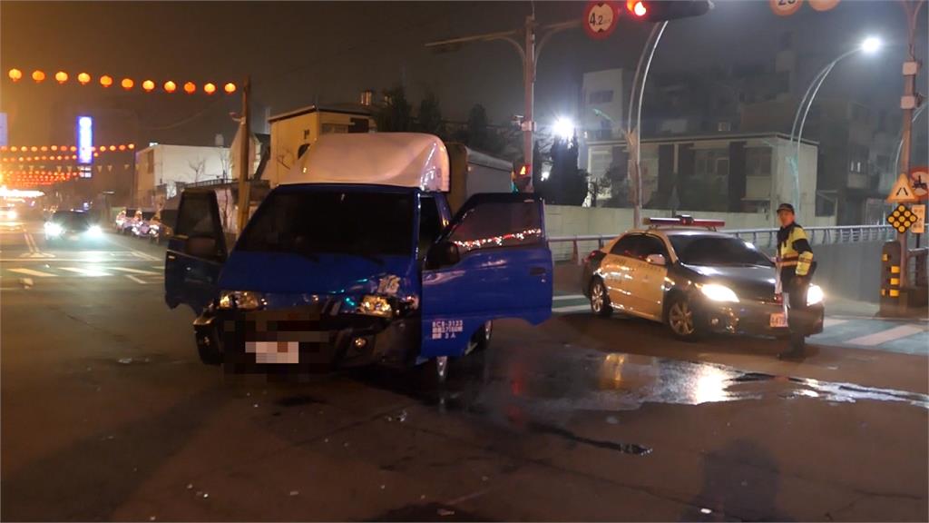 苗栗警追捕違規車輛 被小貨車攔腰撞2傷