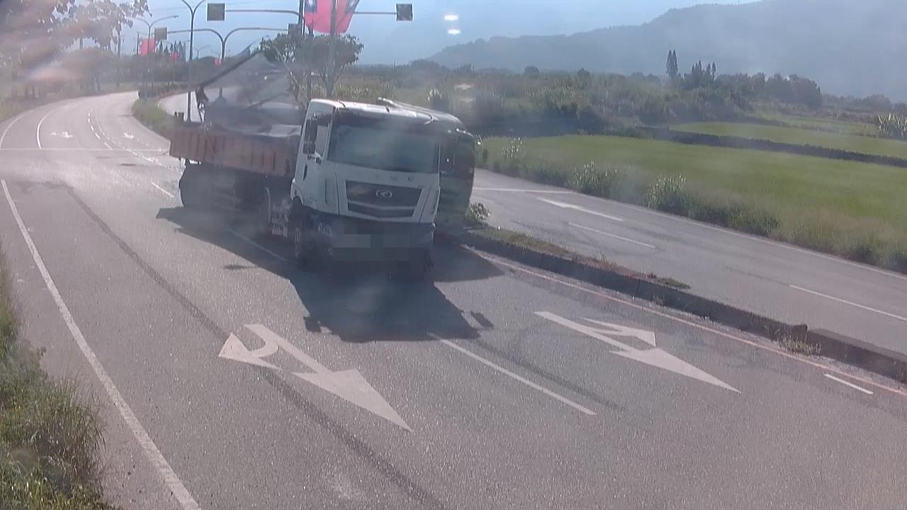 曳引車驚險擦撞畫面曝！　駕駛稱車禍後「喝酒壓驚」？