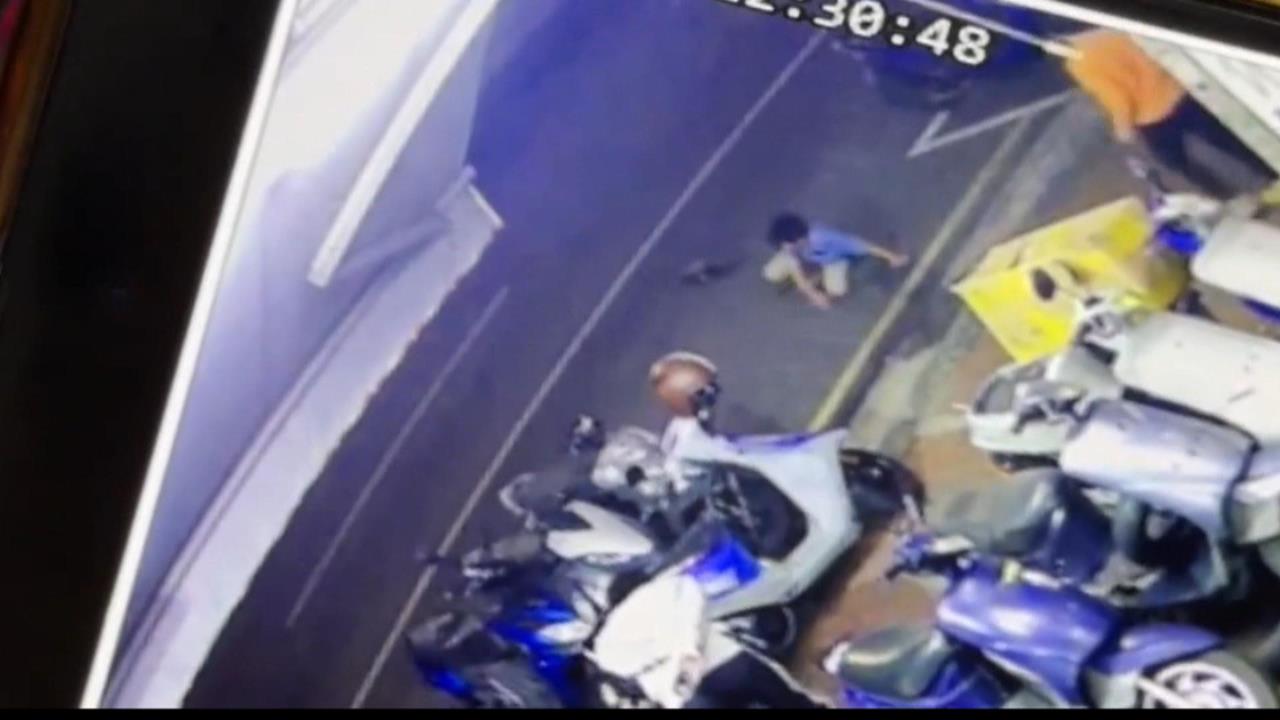 10歲男童玩板摔倒「滑板衝車道」　騎士急煞躲避釀後車連環撞