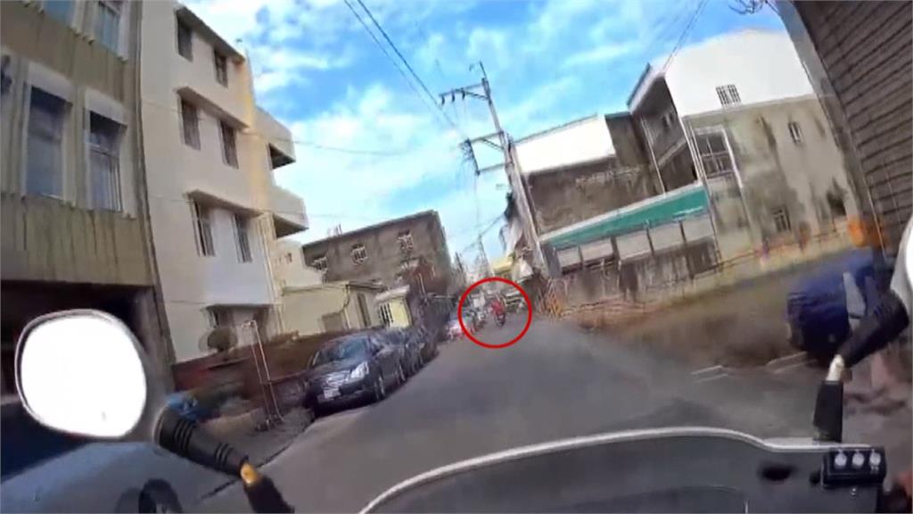未打方向燈跑給警追！　騎士撞車"重傷"仍移送法辦