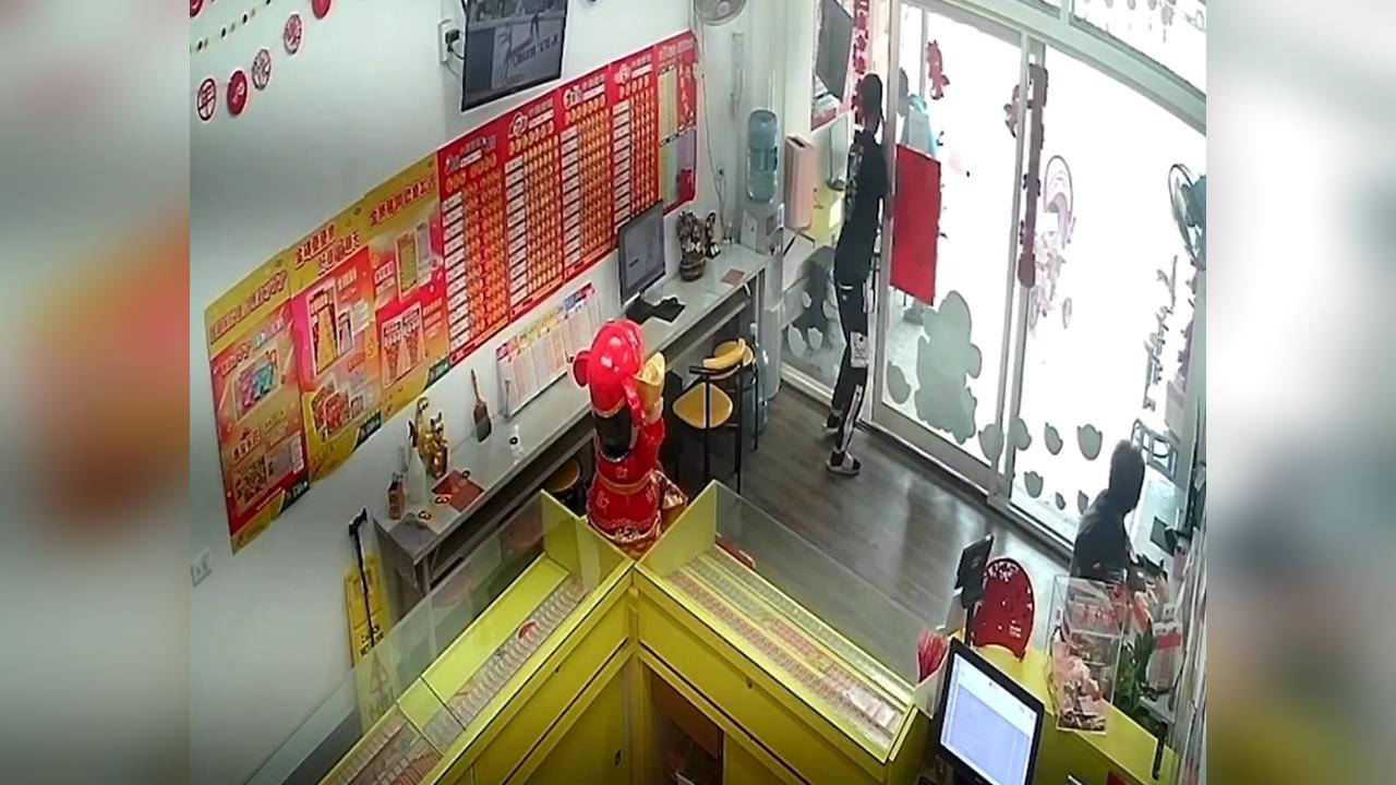 驚險！　兒童三輪車倒退嚕衝馬路　店內老闆眼尖神救援