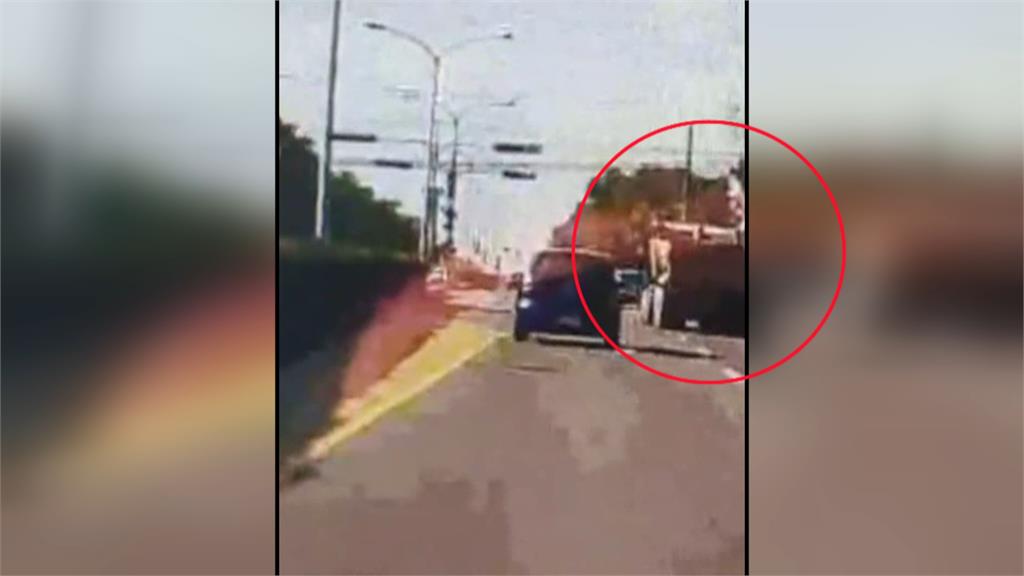砂石車擦撞機車一死一傷　肇事駕駛疑離開「落跑」