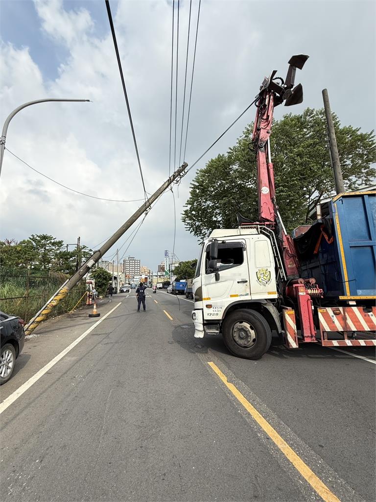 回收車抓臂沒收！扯斷電線起火燃燒　居民曝：不是第一次