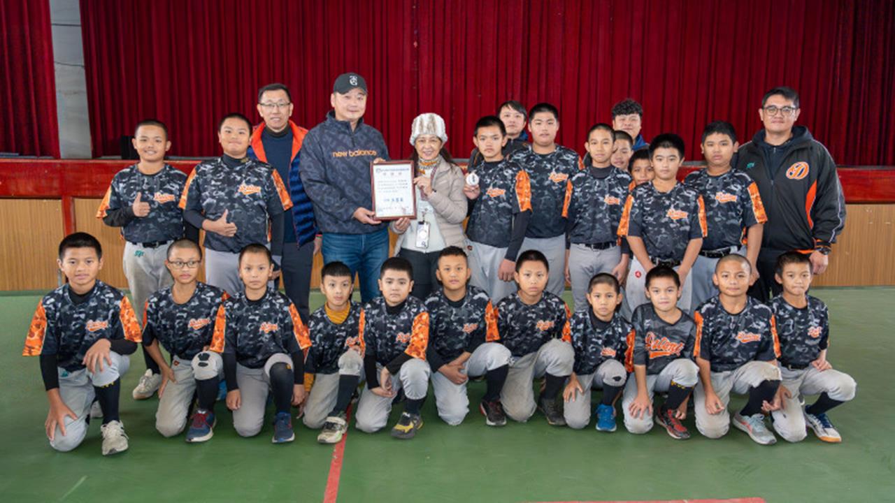 棒球／12強冠軍教頭曾豪駒不忘約定！忙裡抽空與基層少棒「小球芽」溫暖相見