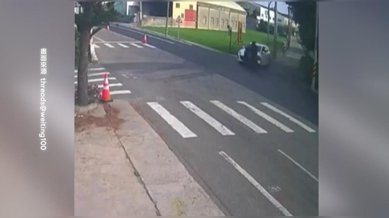 轎車「綠燈等七秒」才起步 下秒竟遭疑闖紅燈騎士衝撞