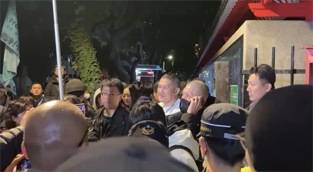起訴柯文哲／等待接押庭結果！小草點燈祈福寫小卡　館長抵達現場