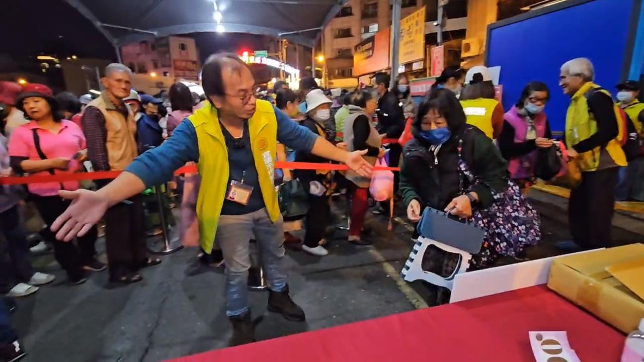 東門夜市抵用券排隊亂象　椅子、牛奶罐代排惹民怨