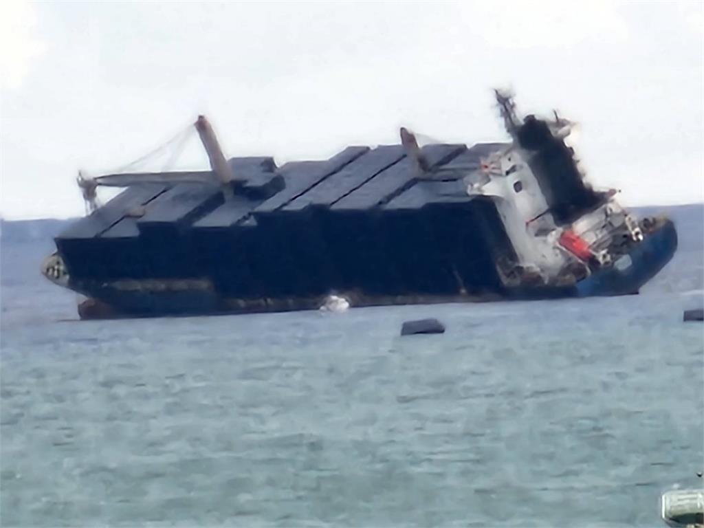 快新聞／外籍貨櫃船高雄港外「進水傾斜」　船長棄船「19人獲救」