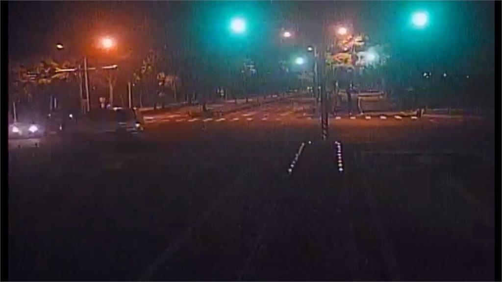 保全廂型車疑闖紅燈　對撞小客車翻車雙方掛彩