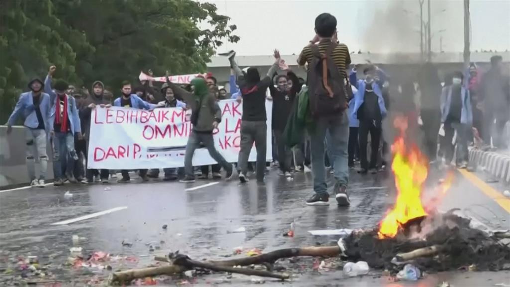 印尼大學生街頭抗議衝突！警民掛彩 首都彷若無政府