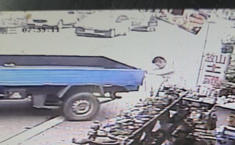 重機衝撞小貨車竟倒退嚕衝向店家 車主緊急徒手擋下!
