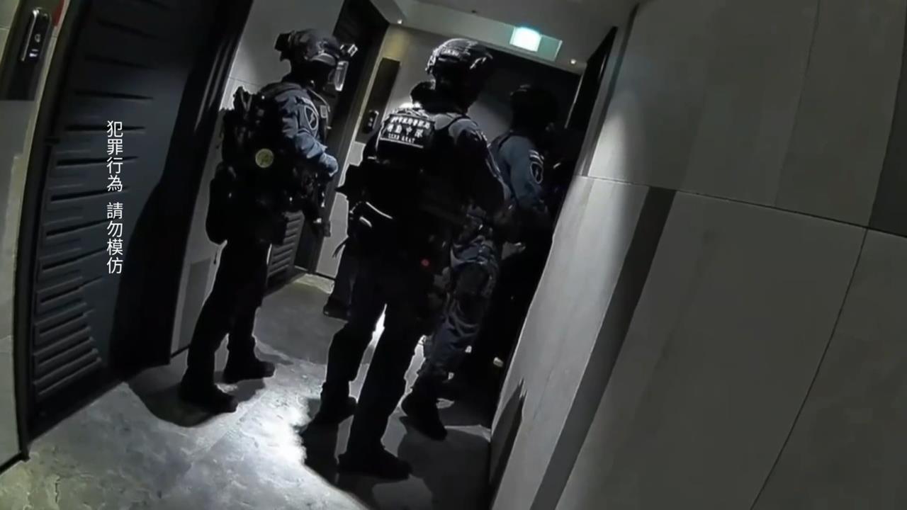 台中槍砲通緝犯藏身租屋處 警丟震撼彈攻堅逮人