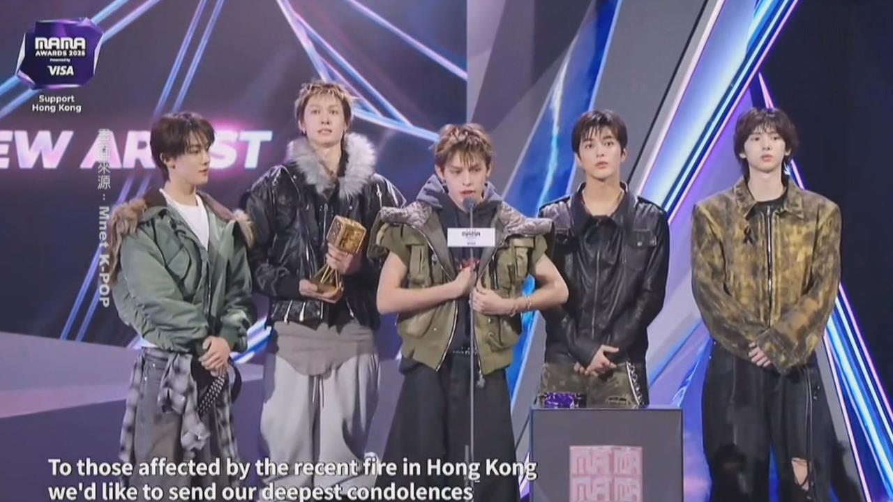 MAMA香港頒獎典禮登場 朴寶劍全身黑帶領全場默哀