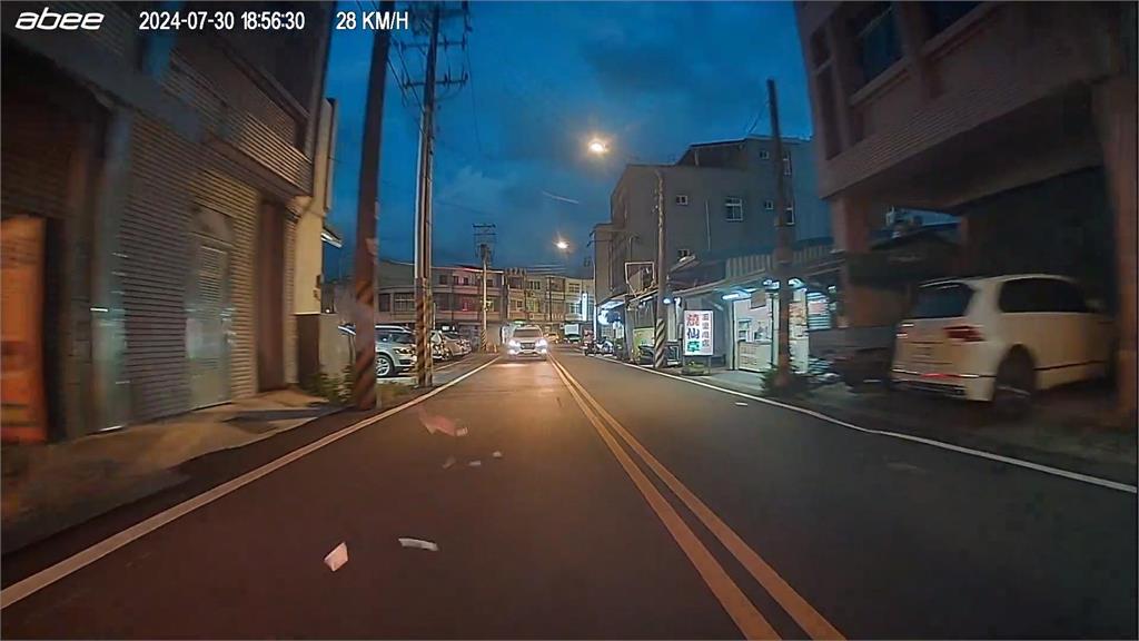 影片／7萬多元放在「這裡」　邊開車鈔票沿路四散紛飛