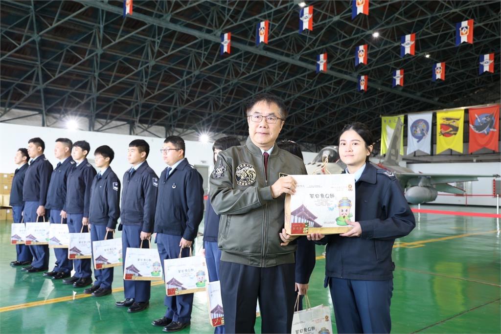 慰問空軍第一聯隊 黃偉哲：感謝國軍全年無休守護家園