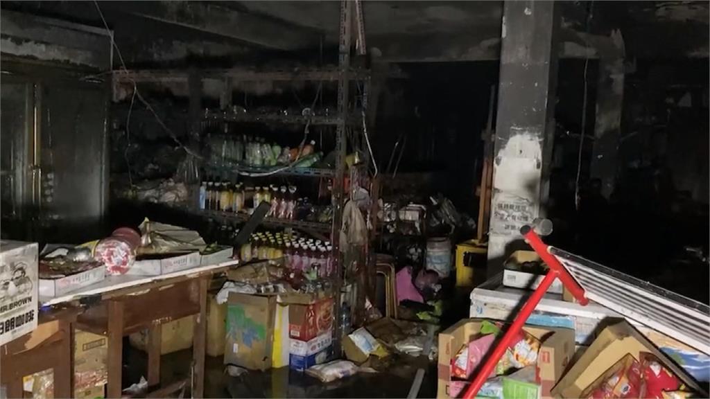 台中雜貨店深夜大火　鄰居架梯救出7旬婦